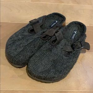 American Eagle clogs 6-6/12